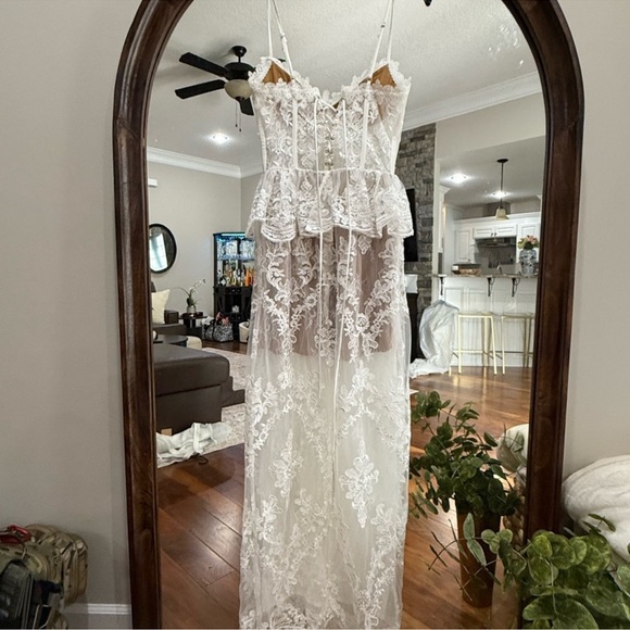 V. Chapman White Lace Wedding Dress - Picture 6 of 8
